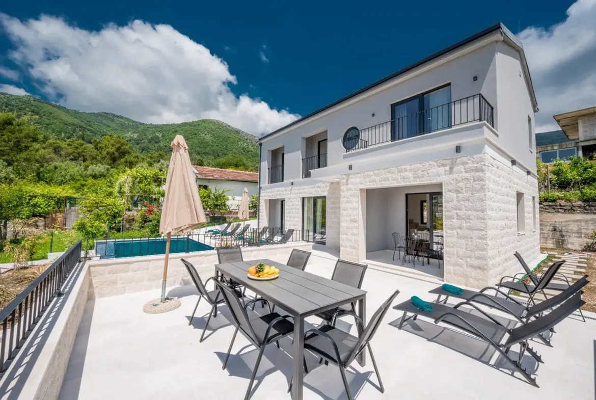 New villa with 4 bedrooms and swimming pool, Tivat, Mrcevac