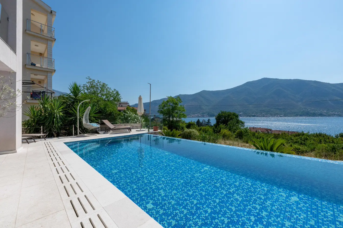 Luxuriously furnished six-room villa with private pool, Dobrota