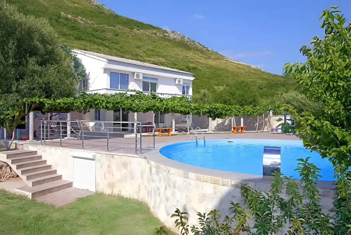 Villa with swimming pool on a plot of 1200m2, Katun Reževići, Budva