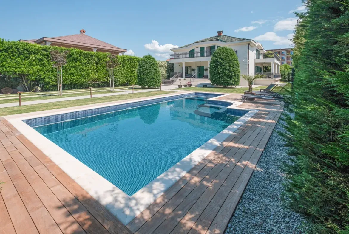 Three-room designer villa with pool, Podgorica