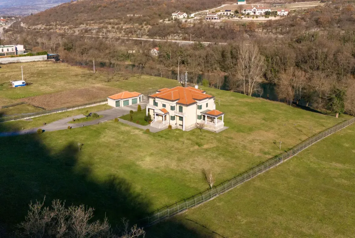 Family villa with a spacious property on the slopes of the Zeta river, Podgorica