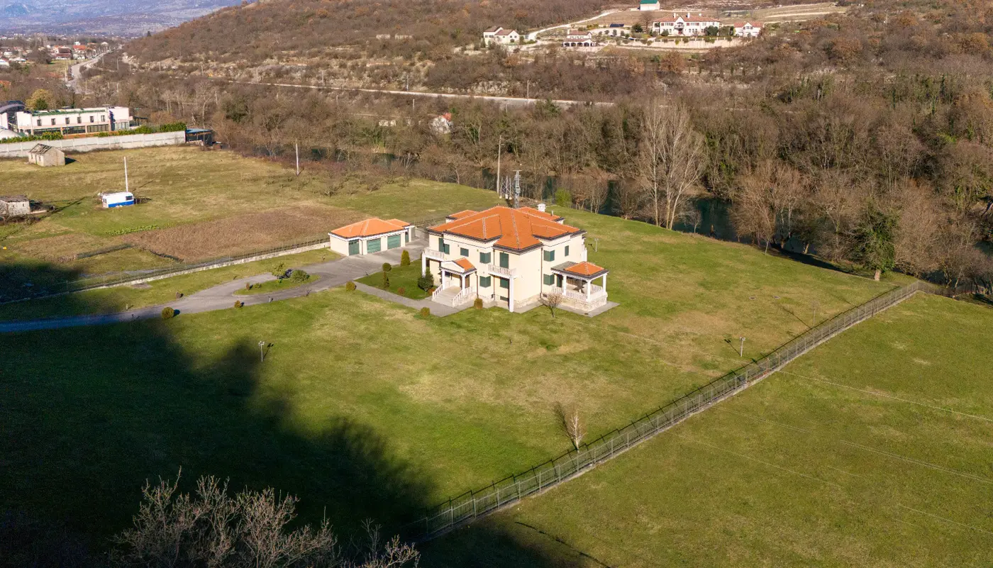 Family villa with a spacious property on the slopes of the Zeta river, Podgorica