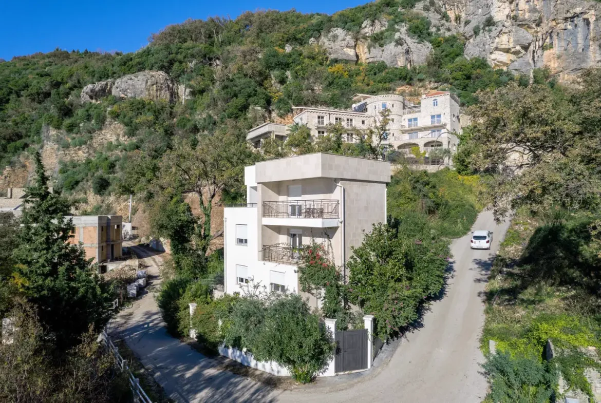 Villa with 4 bedrooms in the second row to the sea, Perazića Do, Budva
