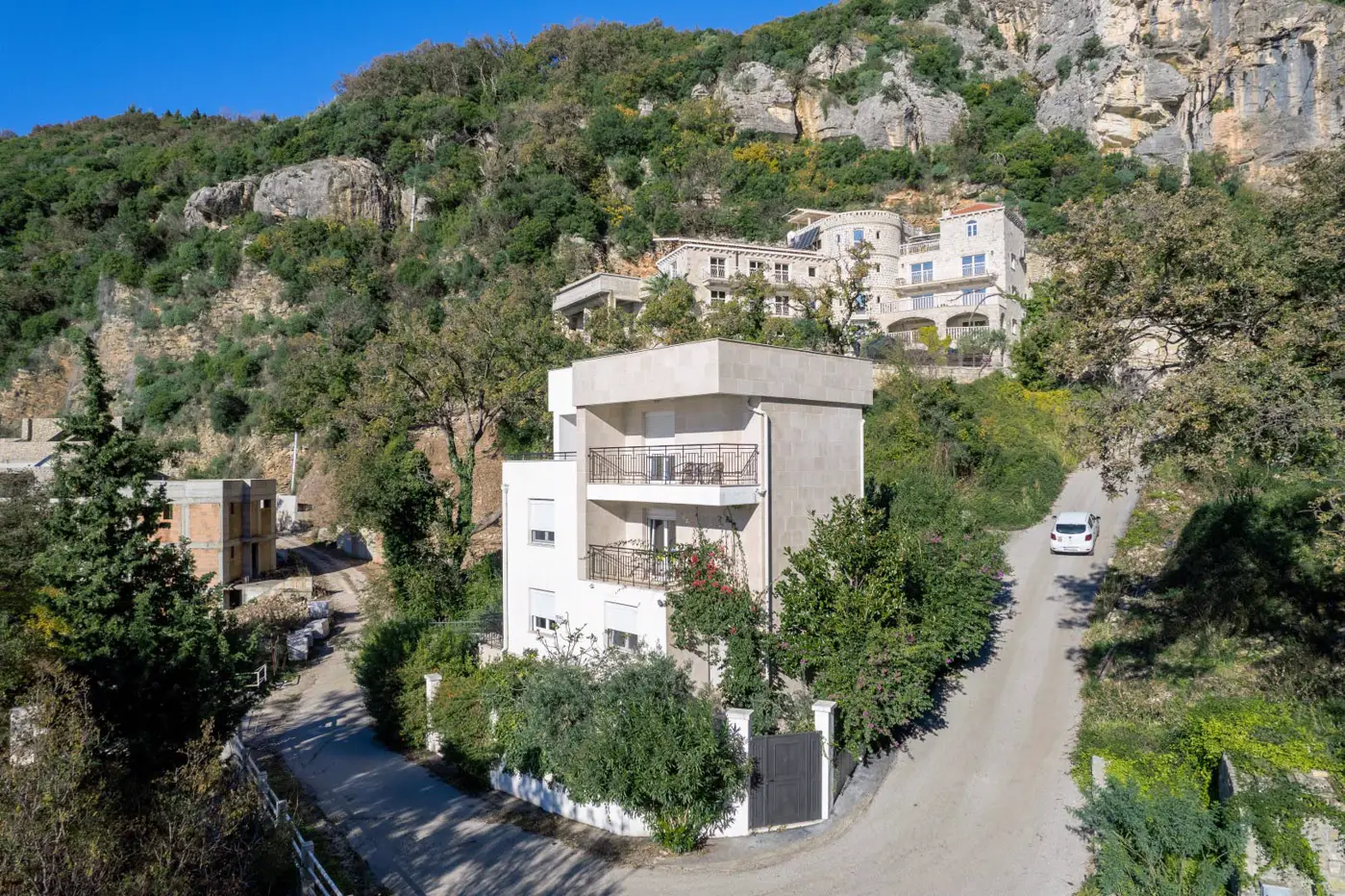 02-64 Villa with 4 bedrooms in the second row to the sea, Perazića Do, Budva