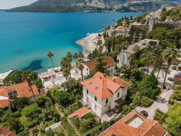 Authentic villa with a spacious garden, Herceg Novi, Savina