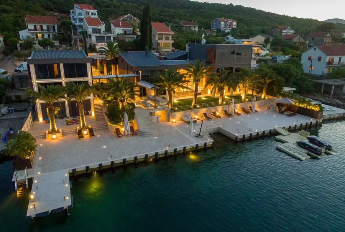 Luxurious complex of villas with a private pontoon, Đuraševići, Tivat