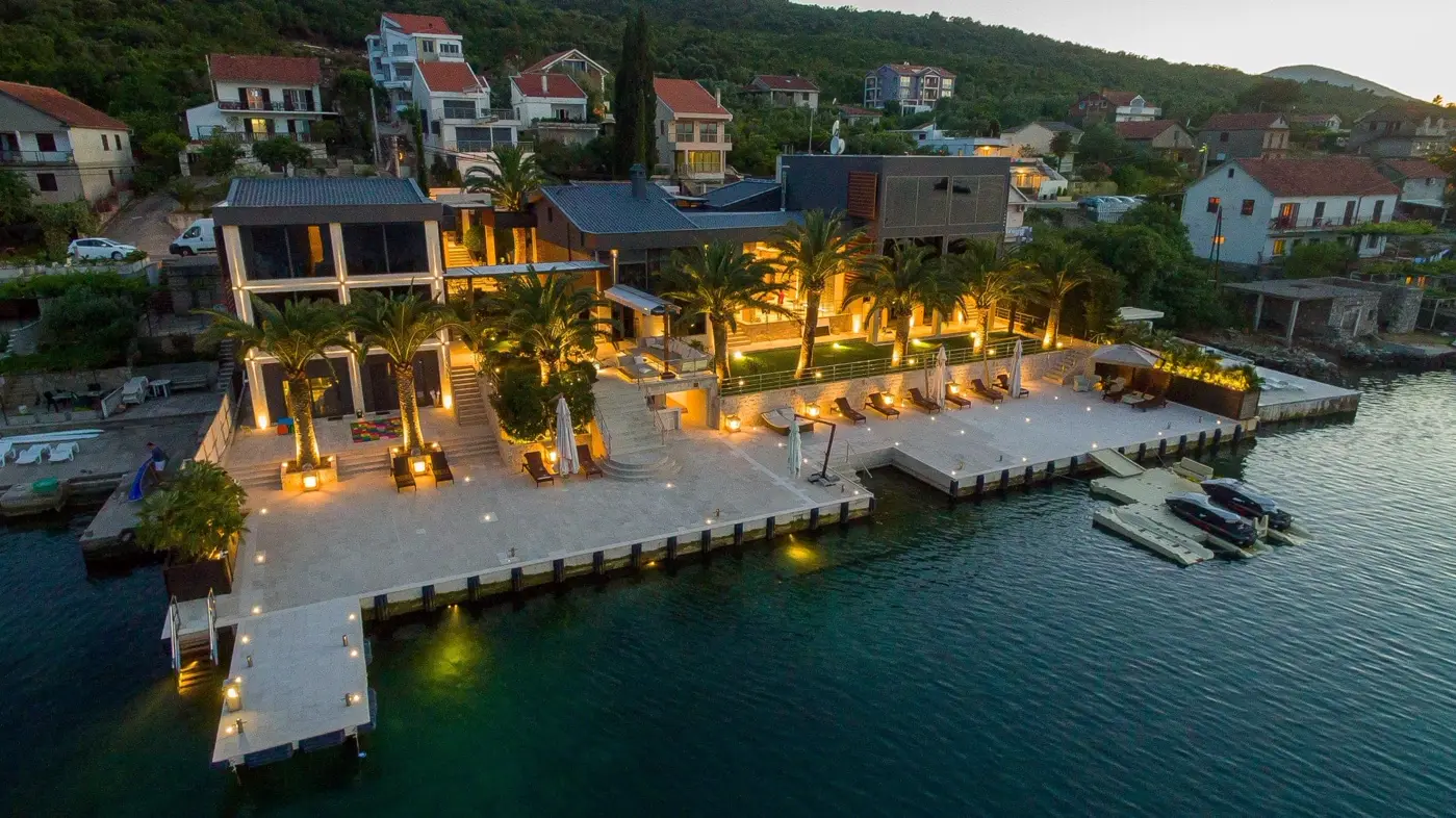 Luxurious complex of villas with a private pontoon, Đuraševići, Tivat
