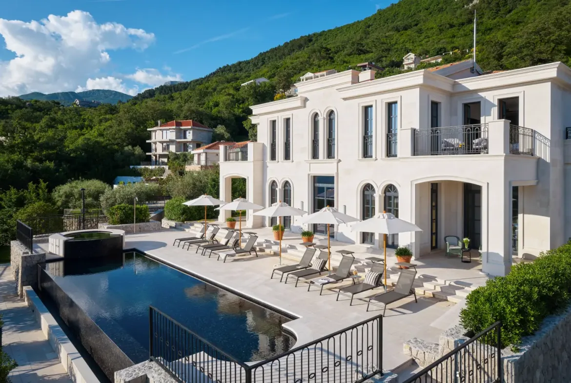 Exclusive complex of three villas with sea view, available for rent, Budva