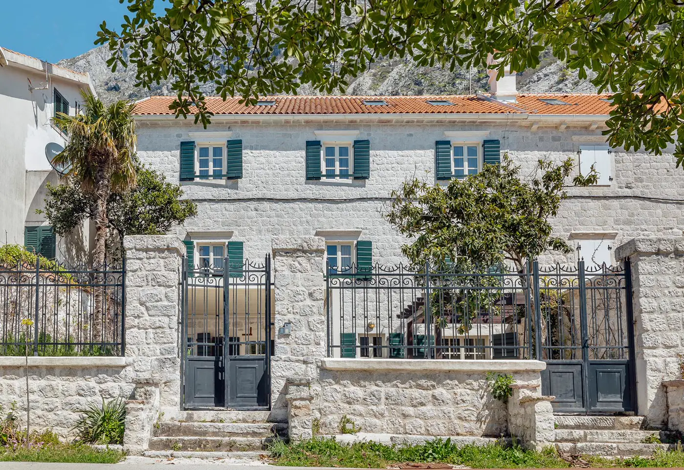 02-83 Luxuriously renovated stone villa with pontoon, Dobrota, Kotor
