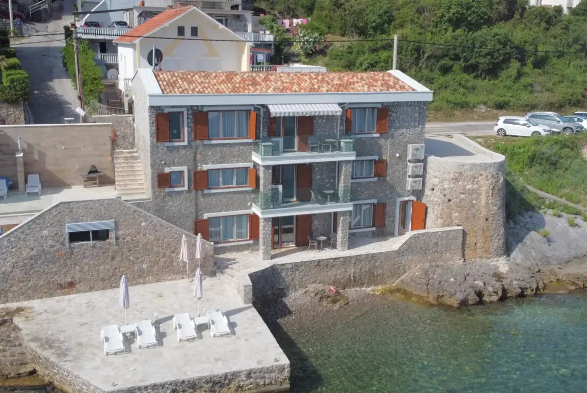 New villa with 3 apartments on the first line to the sea, Tivat, Krašići