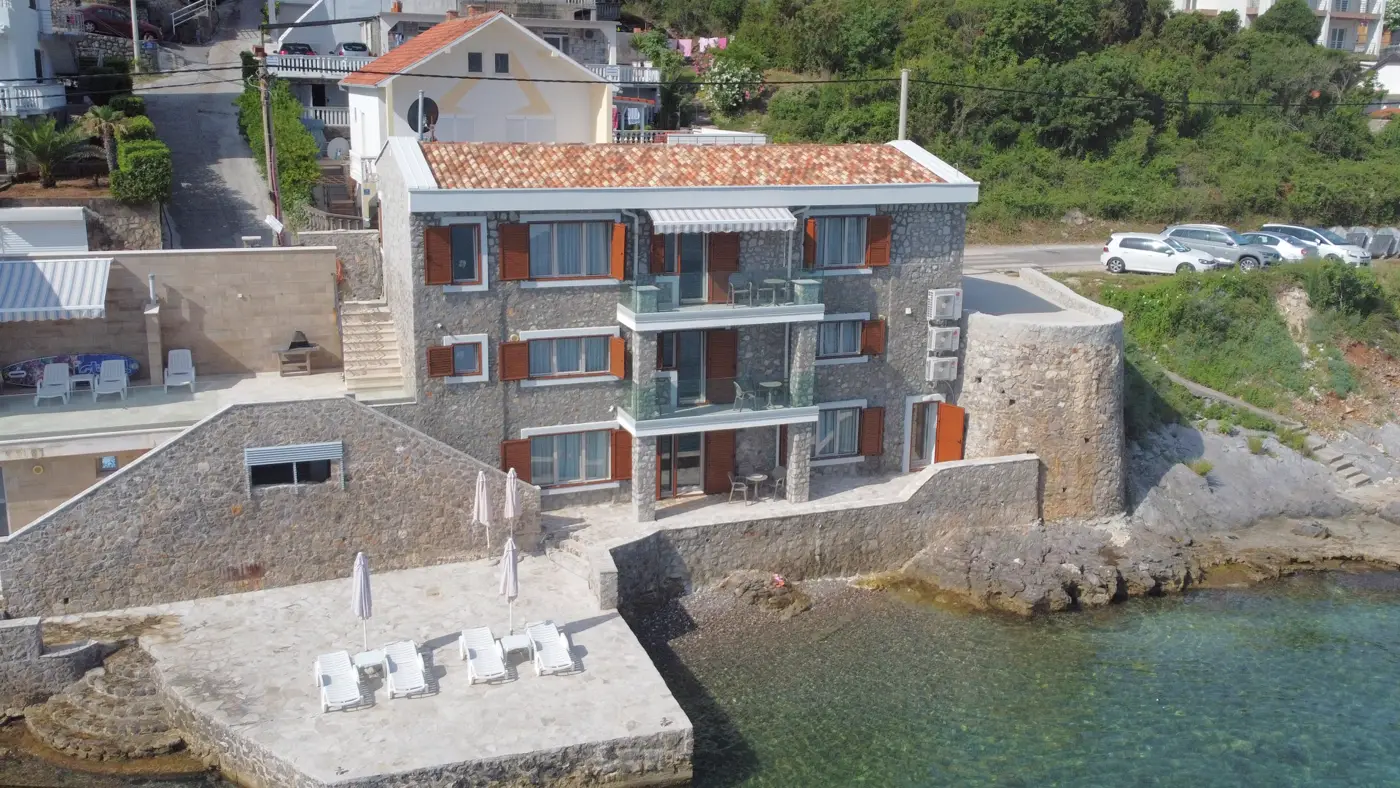 New villa with 3 apartments on the first line to the sea, Tivat, Krašići