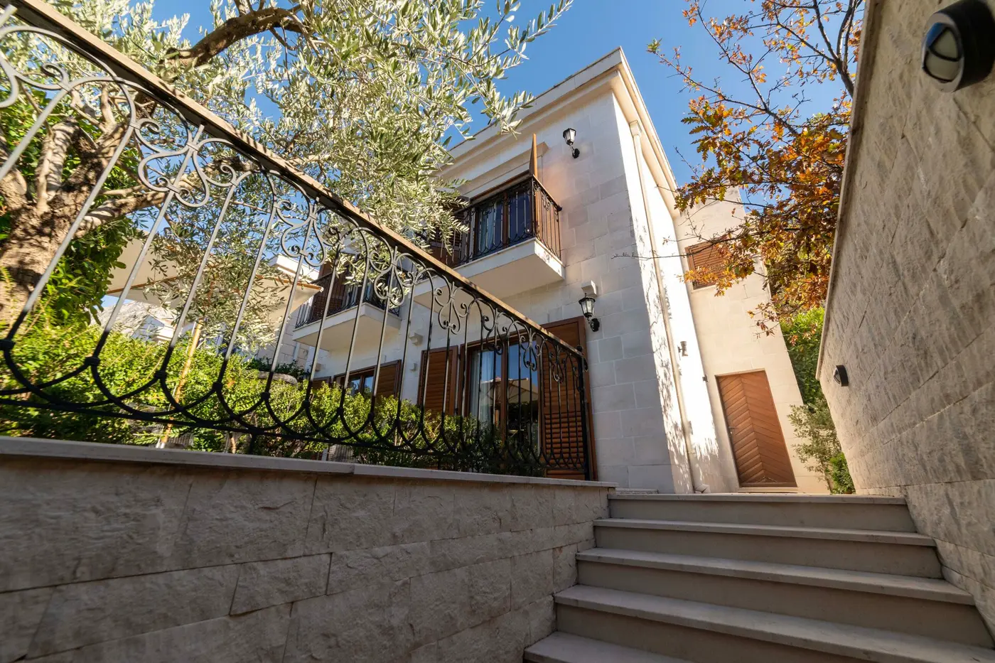 Three-room palazzo-style villa on the first line to the sea, Dobrota, Kotor