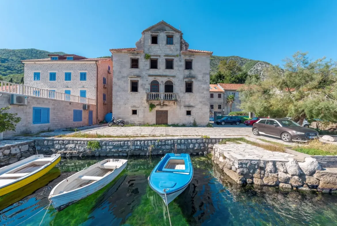 Palata Beskuća – historical stone villa for reconstruction, Kotor