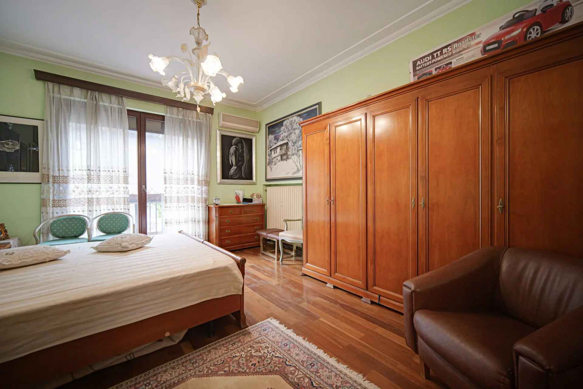 Aristocratic apartment for sale in an excellent location next to the St. Alexander Nevsky Cathedral