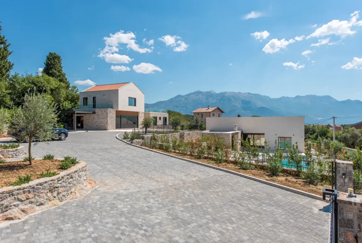 An exceptional complex of villas with an outdoor pool and a large estate, Đuraševići, Tivat
