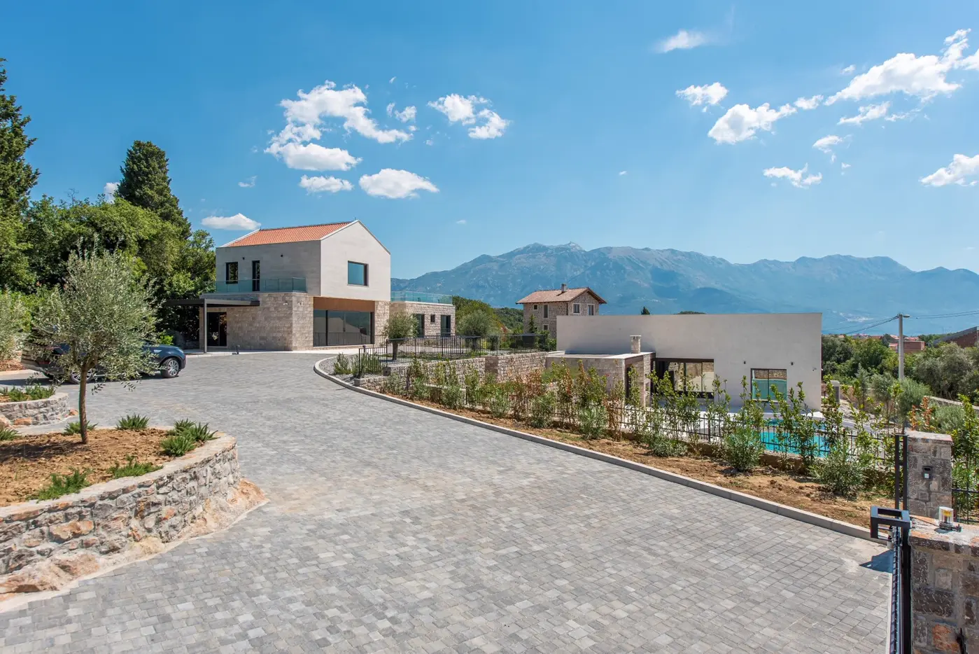 An exceptional complex of villas with an outdoor pool and a large estate, Đuraševići, Tivat