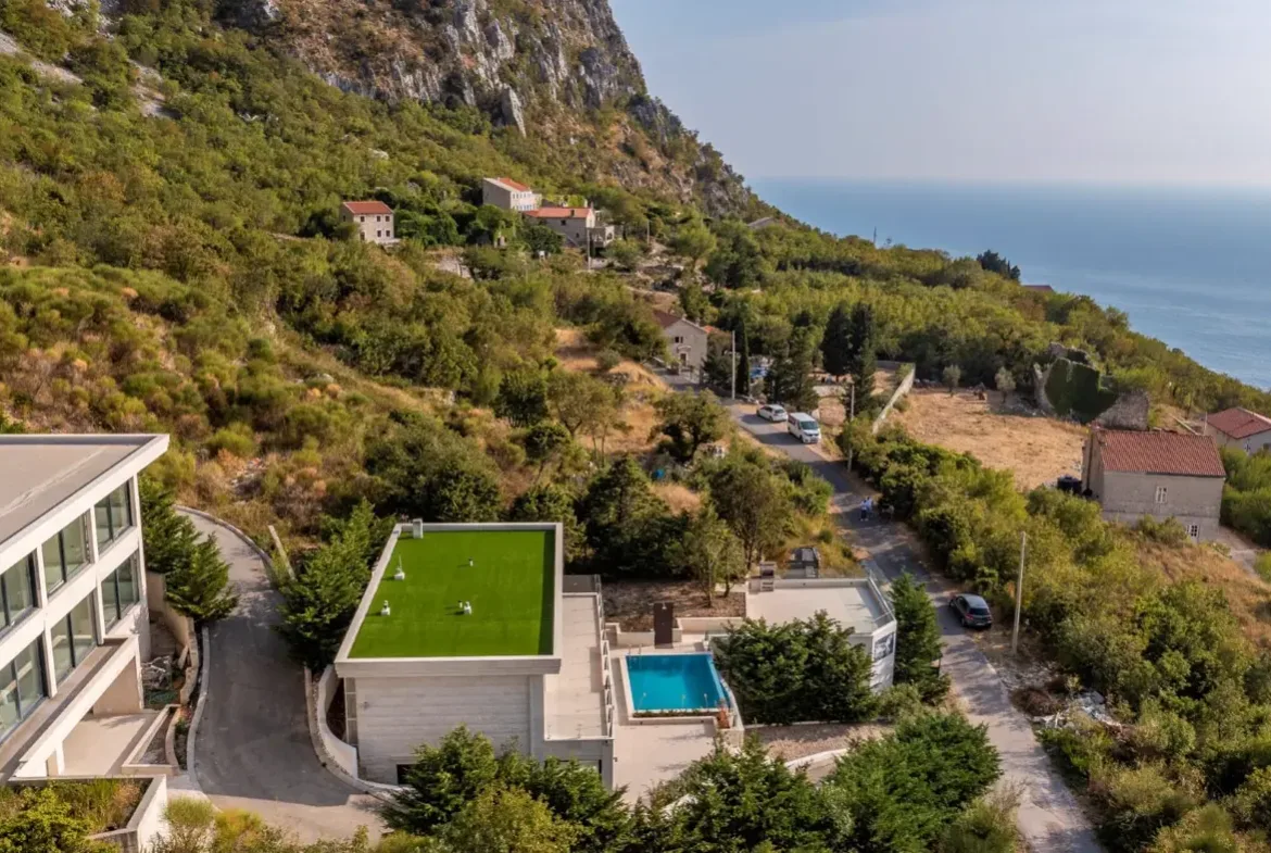 Modern villa with swimming pool and garage for two vehicles, Budva, Tudorovići