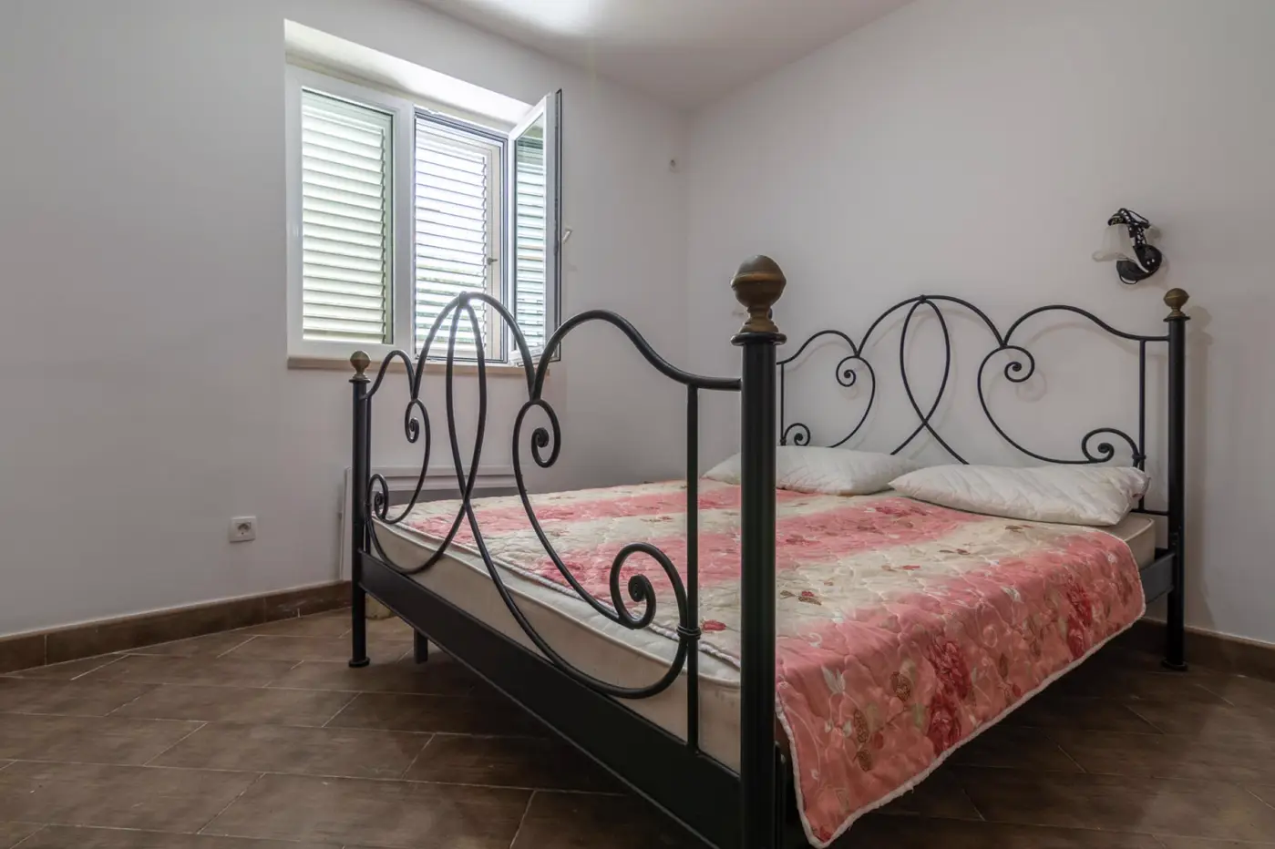 03-106 Modern villa with pool and partial sea view, Bonići, Tivat