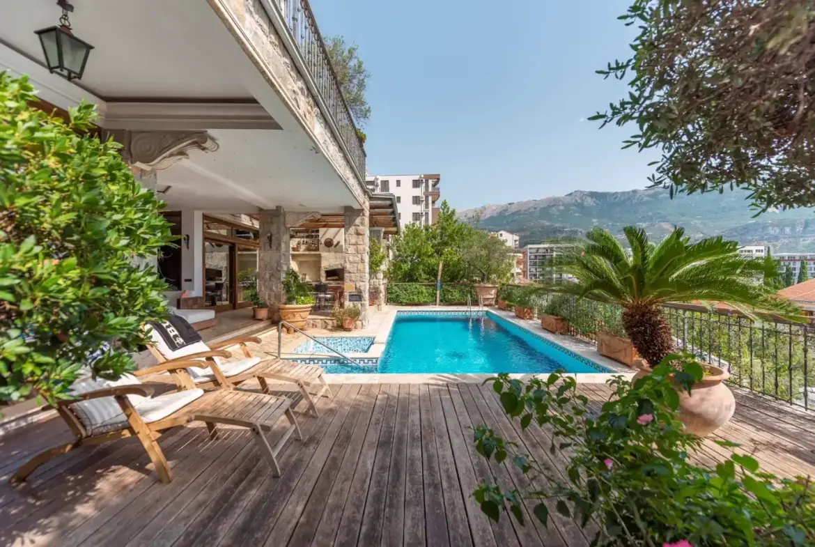 Stone villa with pool and sea view in the immediate vicinity of the Old Town, Budva