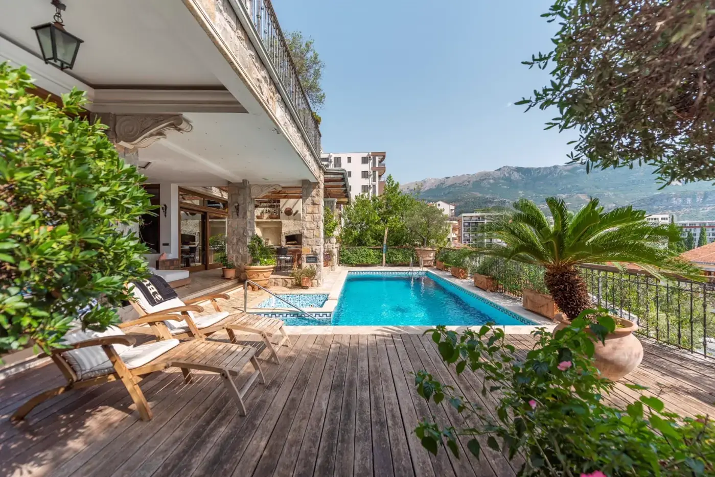 Stone villa with pool and sea view in the immediate vicinity of the Old Town, Budva