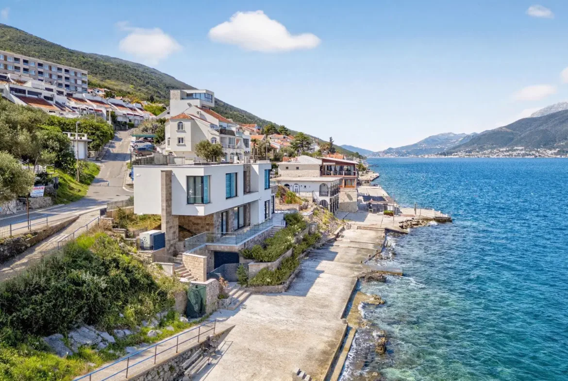 First-line seaside villa, Krašići