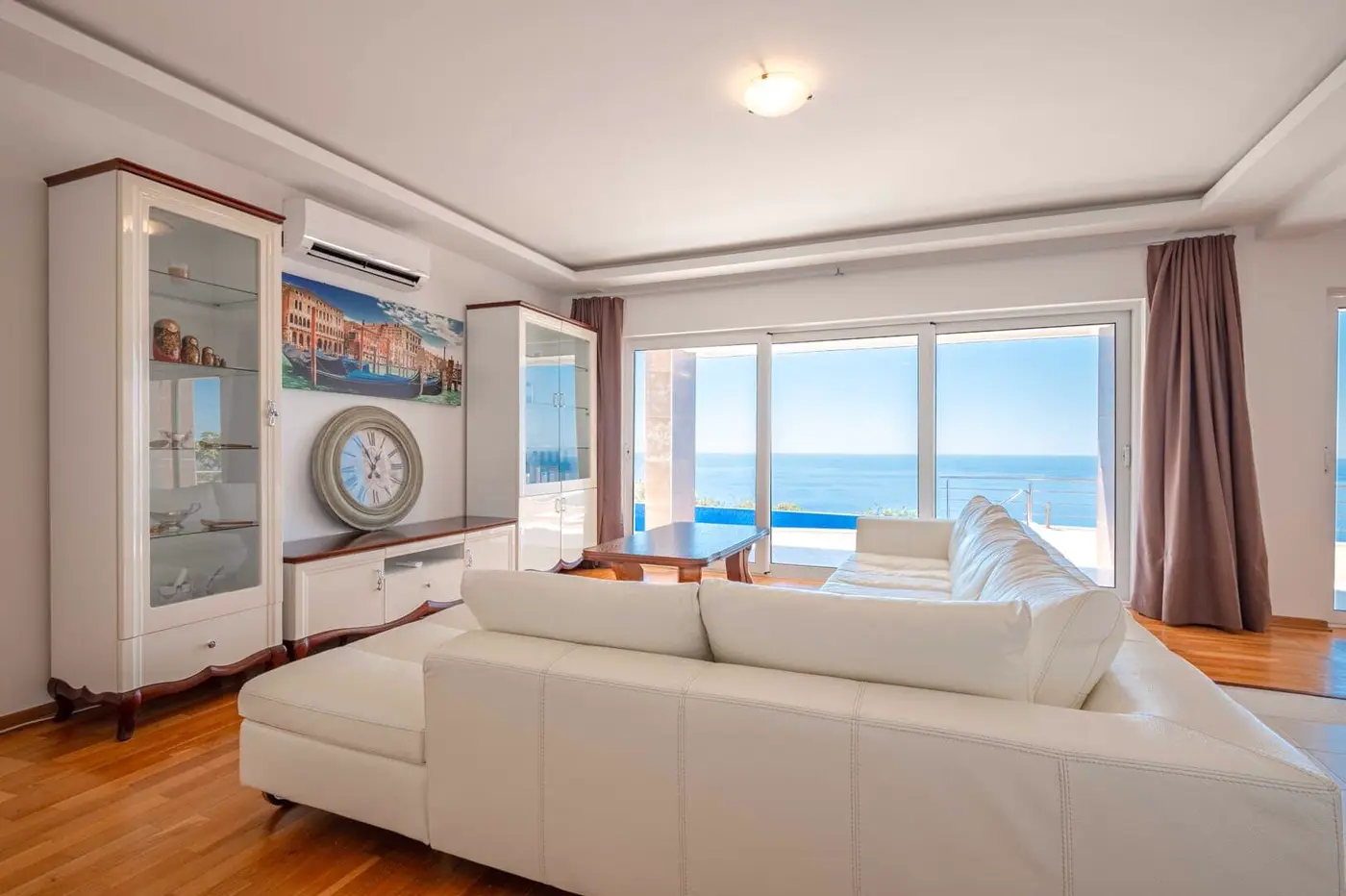 Villa with pool and open sea view