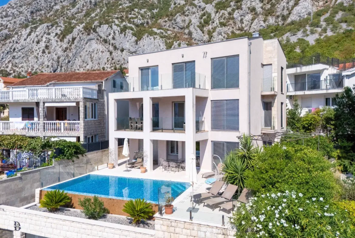 Luxuriously furnished six-room villa with private pool, Dobrota