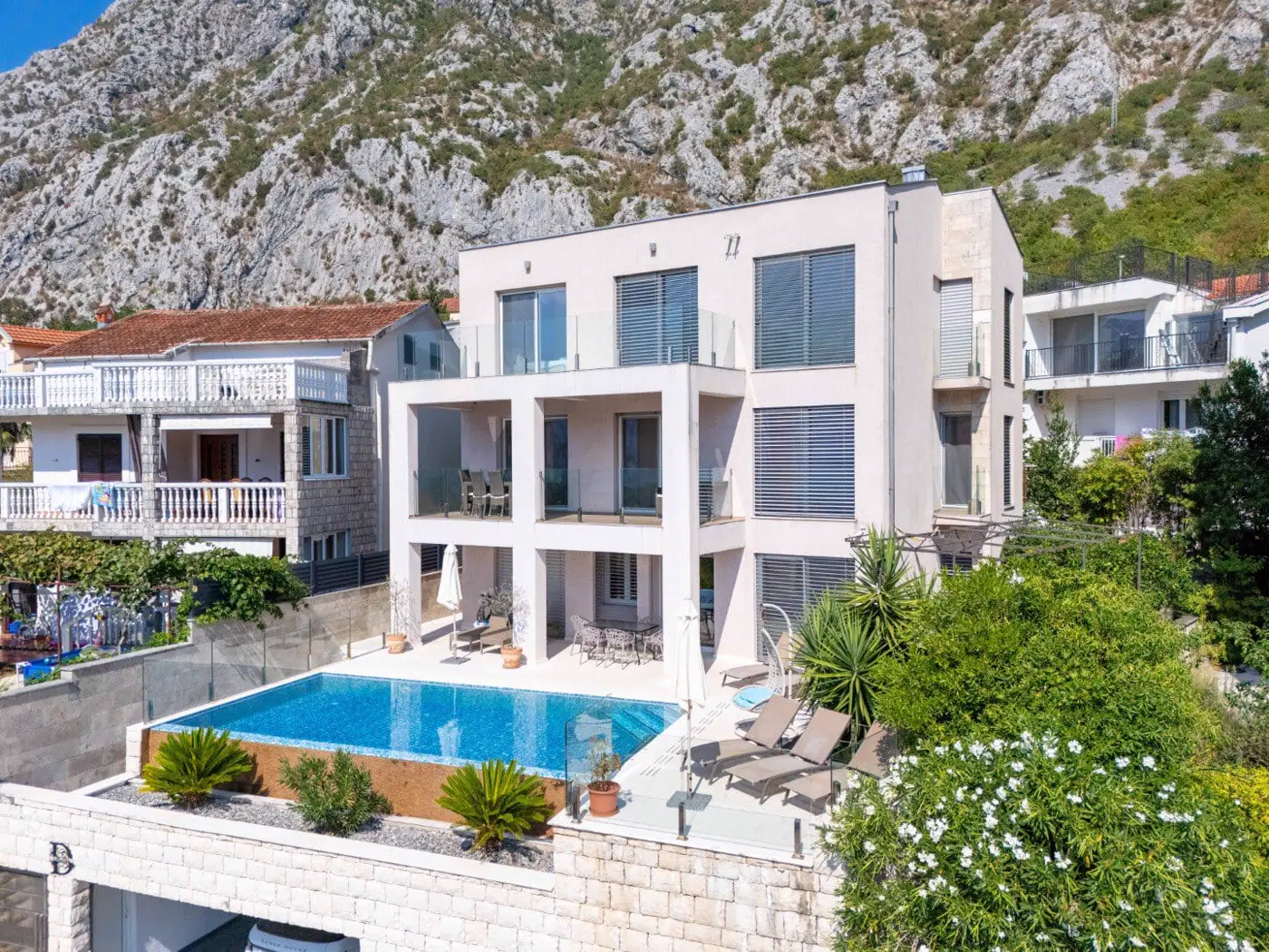Luxuriously furnished six-room villa with private pool, Dobrota