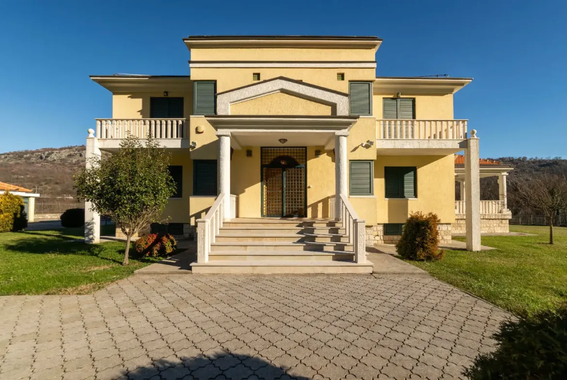 Family villa with a spacious property on the slopes of the Zeta river, Podgorica