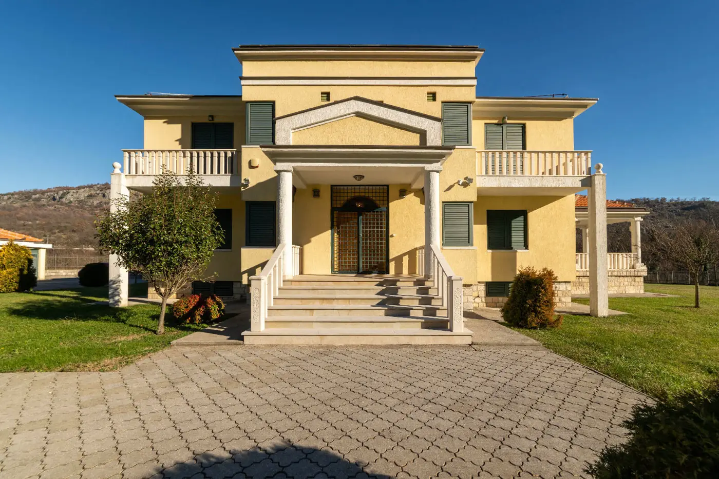 Family villa with a spacious property on the slopes of the Zeta river, Podgorica