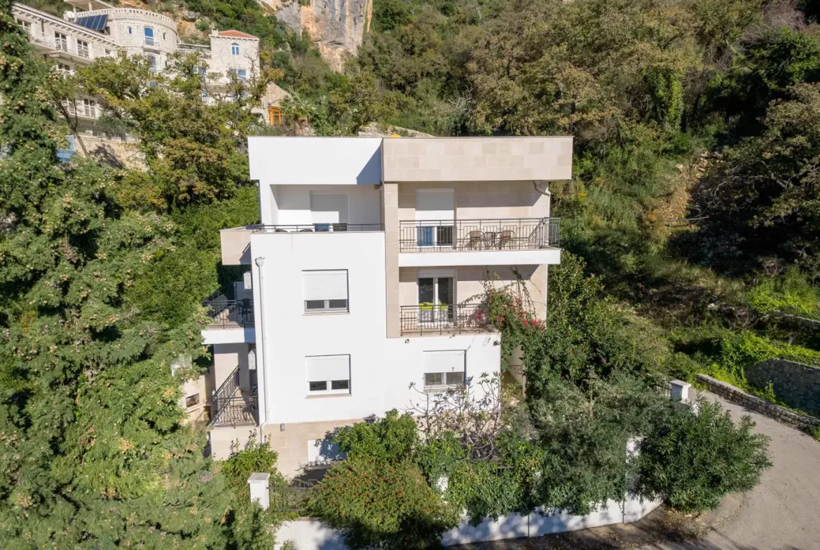 Villa with 4 bedrooms in the second row to the sea, Perazića Do, Budva