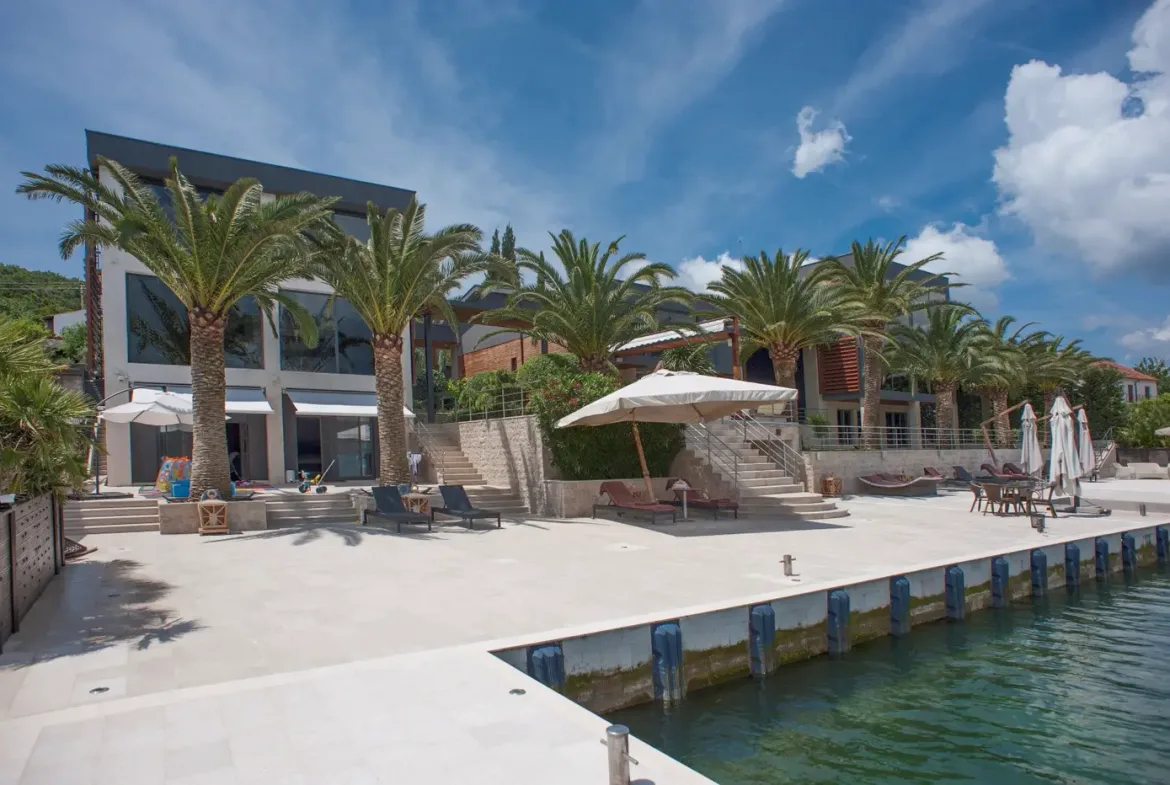 Luxurious complex of villas with a private pontoon, Đuraševići, Tivat