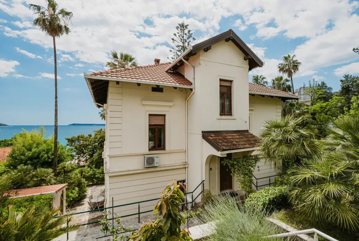 Authentic villa with a spacious garden, Herceg Novi, Savina
