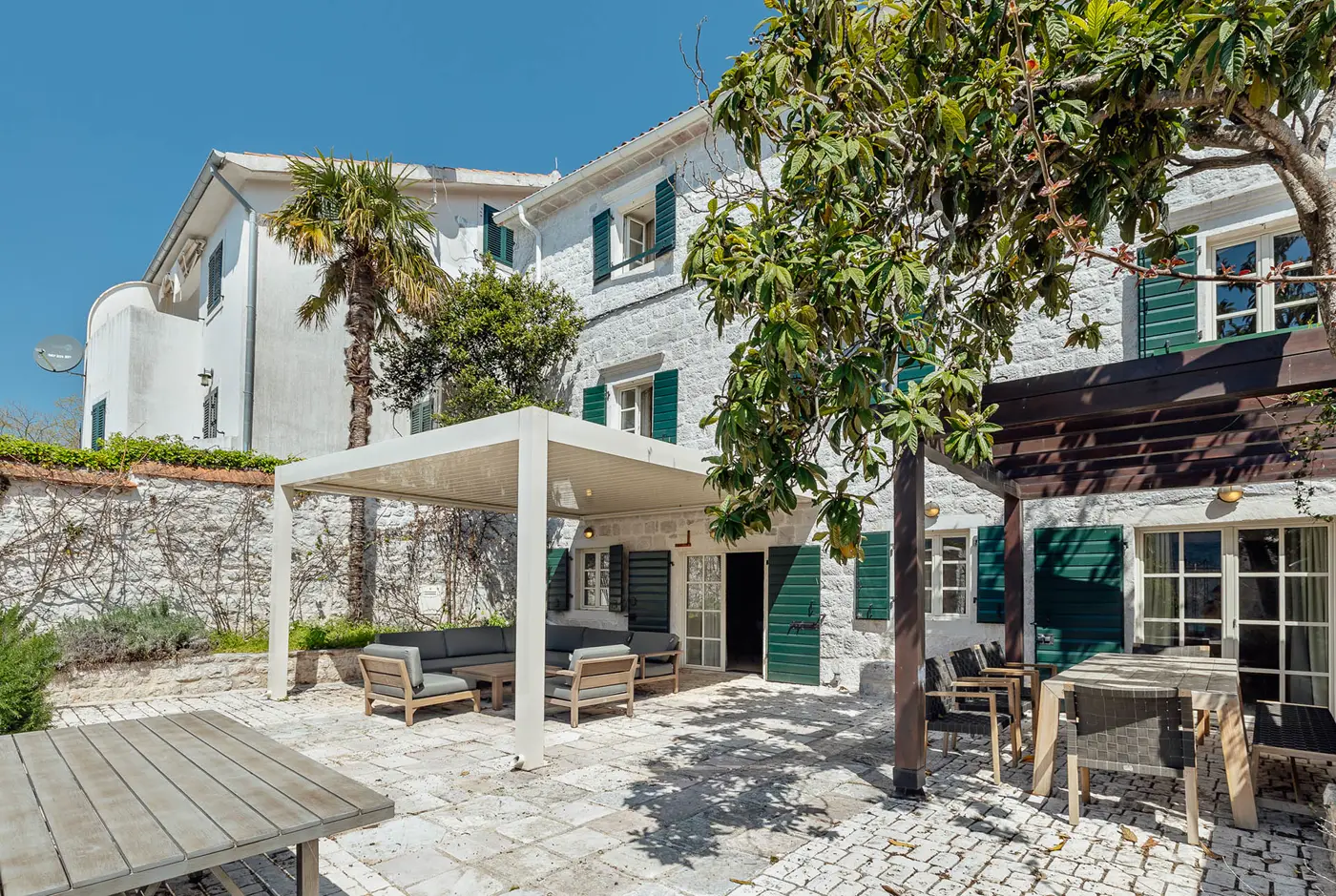 03-84 Luxuriously renovated stone villa with pontoon, Dobrota, Kotor