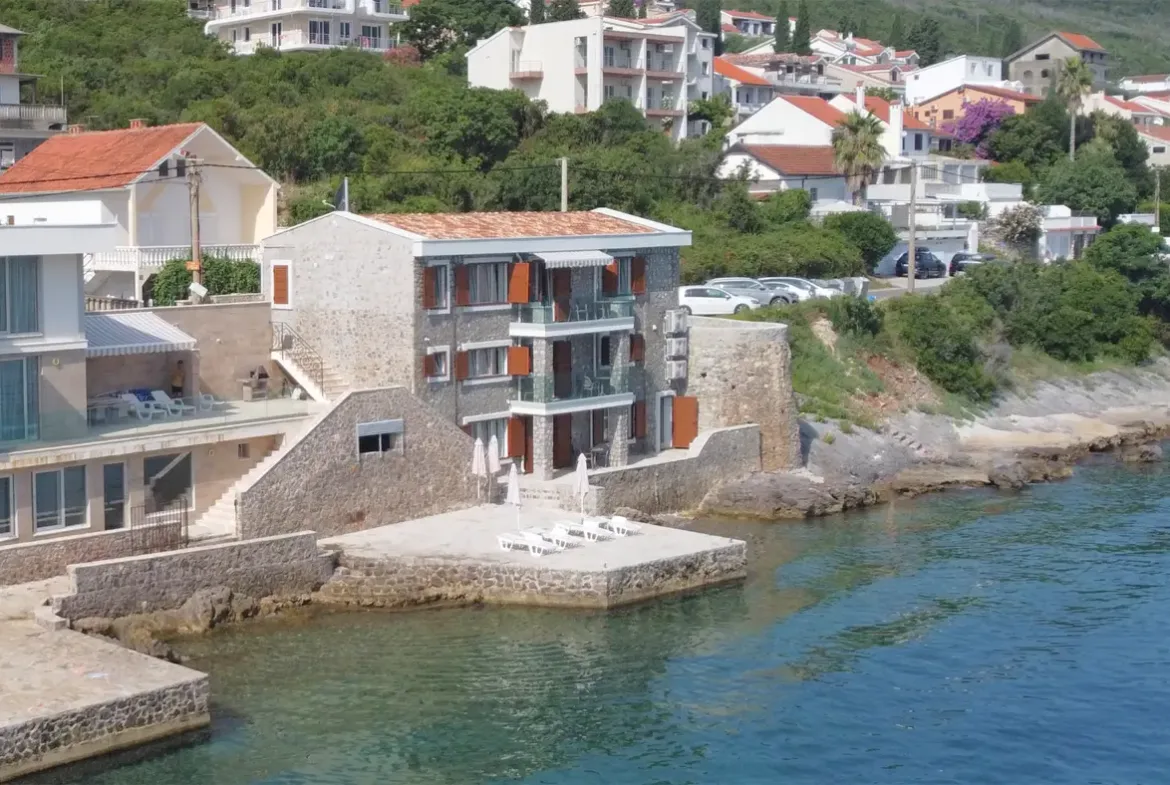 New villa with 3 apartments on the first line to the sea, Tivat, Krašići