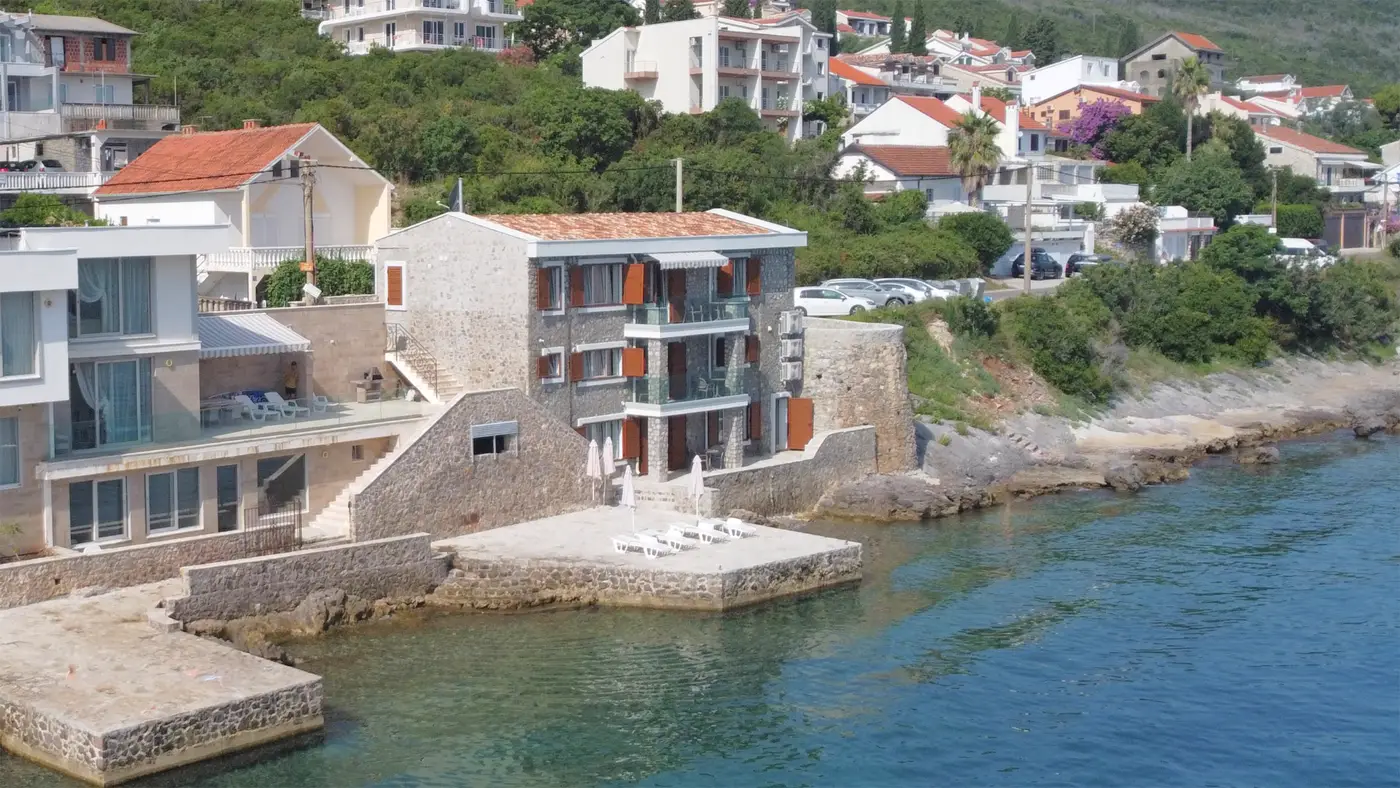 New villa with 3 apartments on the first line to the sea, Tivat, Krašići