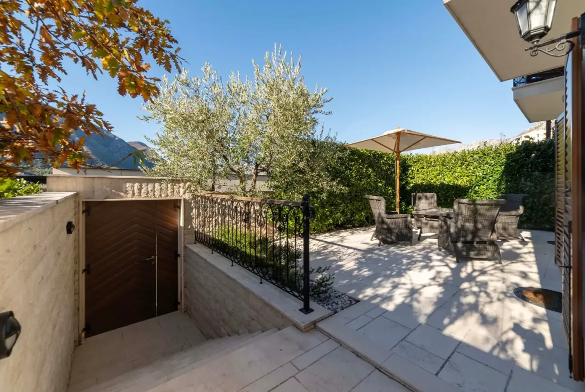 Three-room palazzo-style villa on the first line to the sea, Dobrota, Kotor