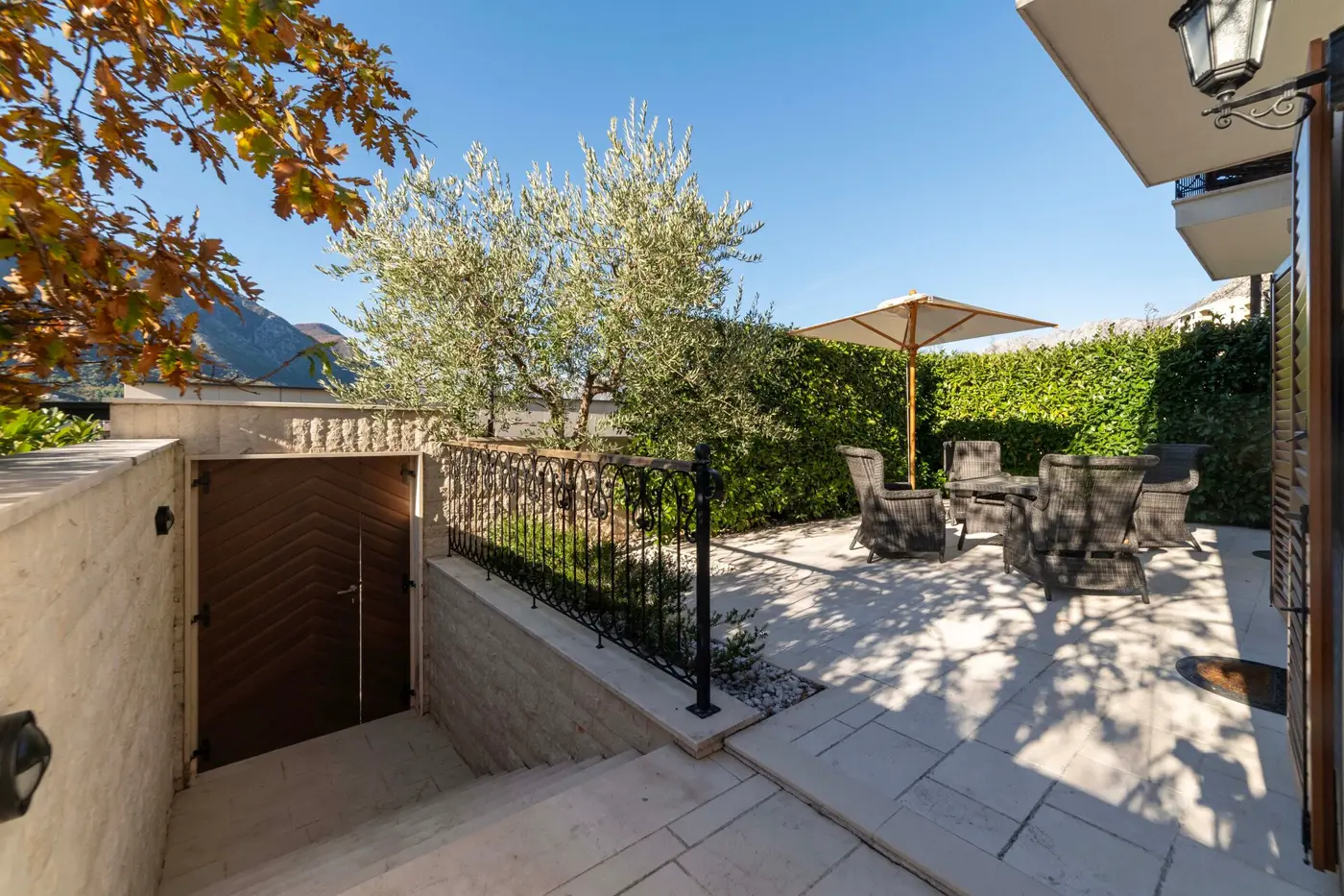 Three-room palazzo-style villa on the first line to the sea, Dobrota, Kotor