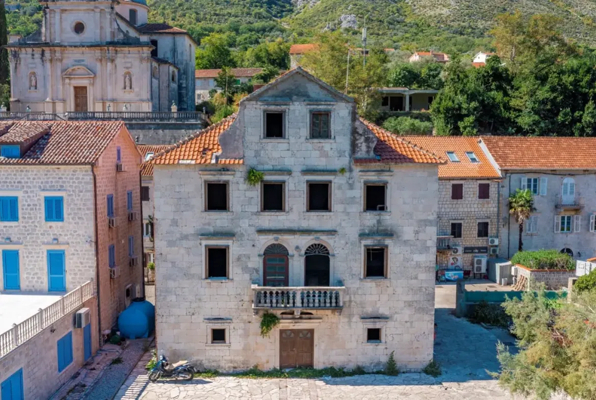 Palata Beskuća – historical stone villa for reconstruction, Kotor