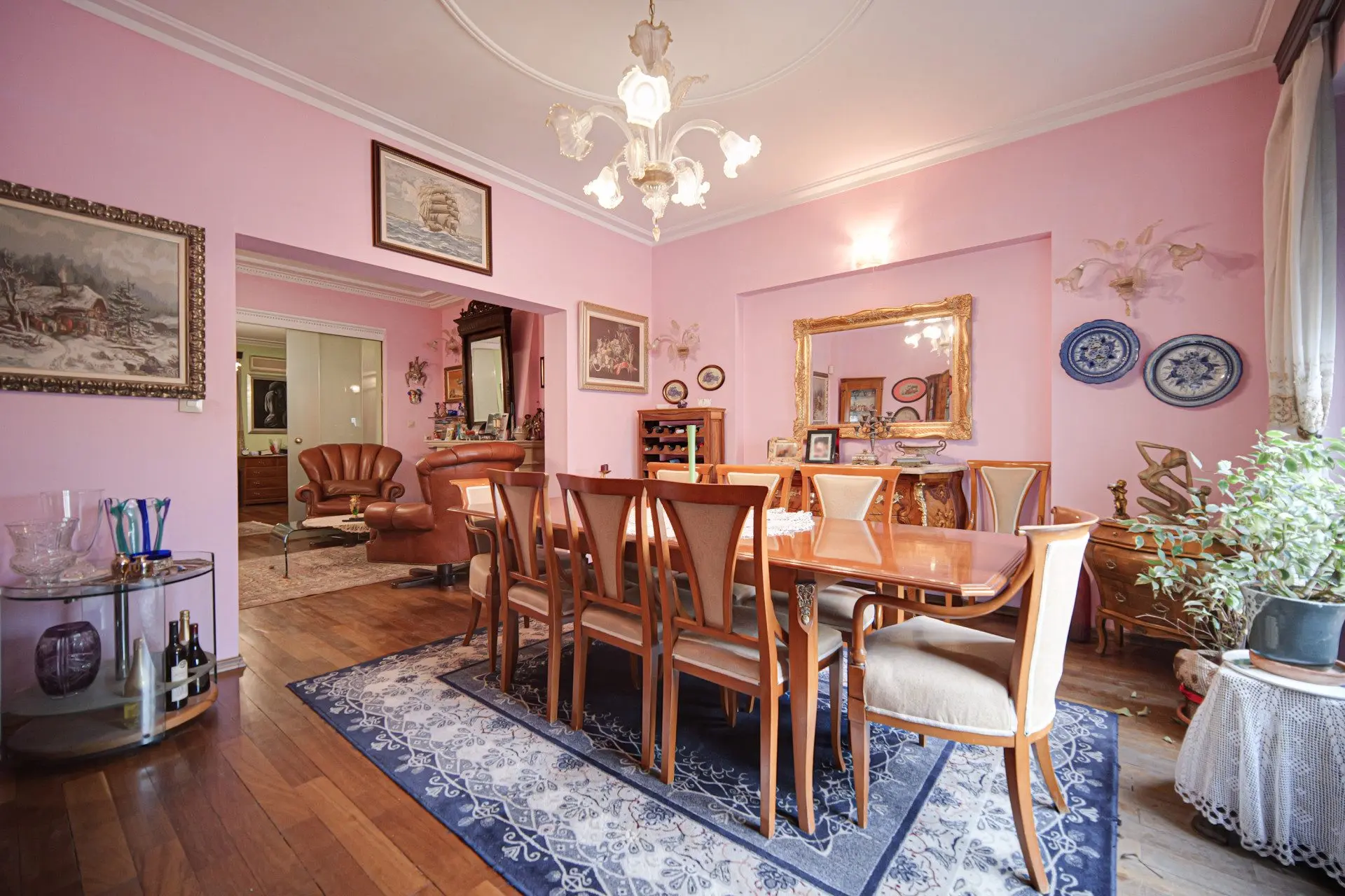 Aristocratic apartment for sale in an excellent location next to the St. Alexander Nevsky Cathedral