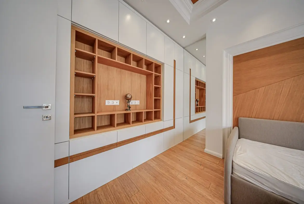 Penthouse in one of the most preferred and well-maintained complexes Flora Park