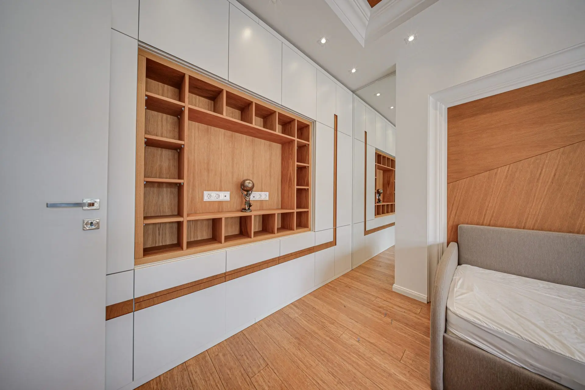 037b93a7663e6496b9d4c381ea5778d5 Penthouse in one of the most preferred and well-maintained complexes Flora Park