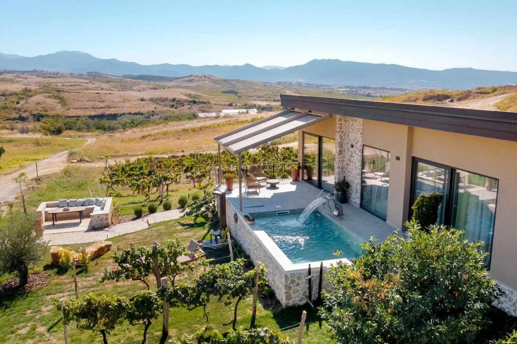 Holiday house with a pool of the area in city Melnik