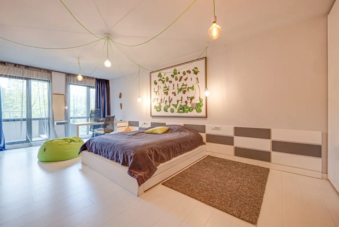 An exceptional four-room apartment in one of the most prestigious gated complexes in the Iztok district.