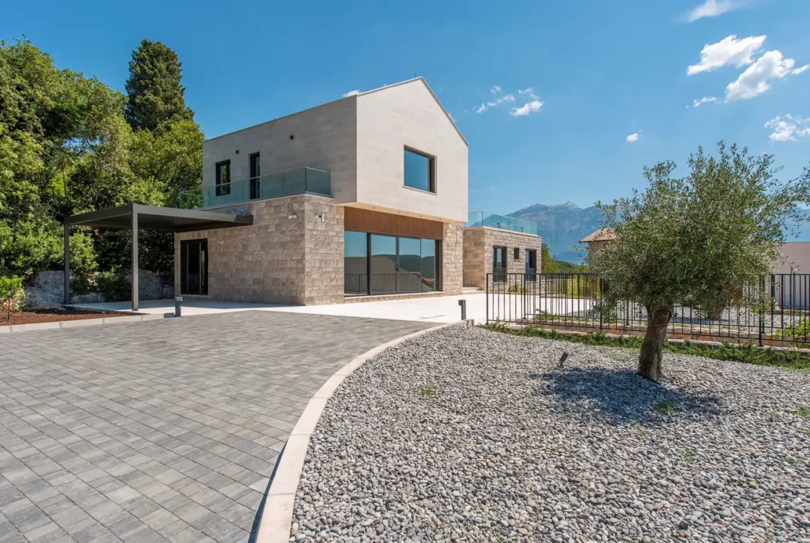 An exceptional complex of villas with an outdoor pool and a large estate, Đuraševići, Tivat