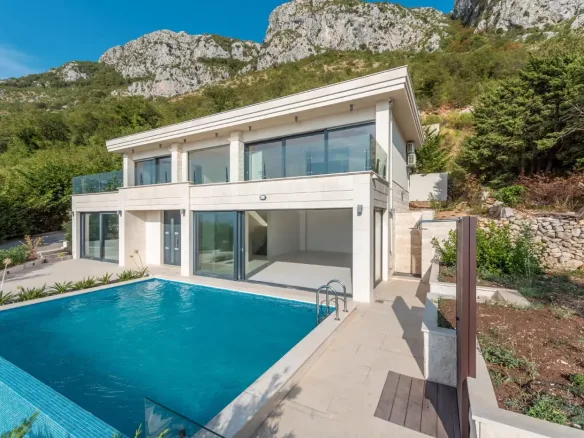 Modern villa with swimming pool and garage for two vehicles, Budva, Tudorovići