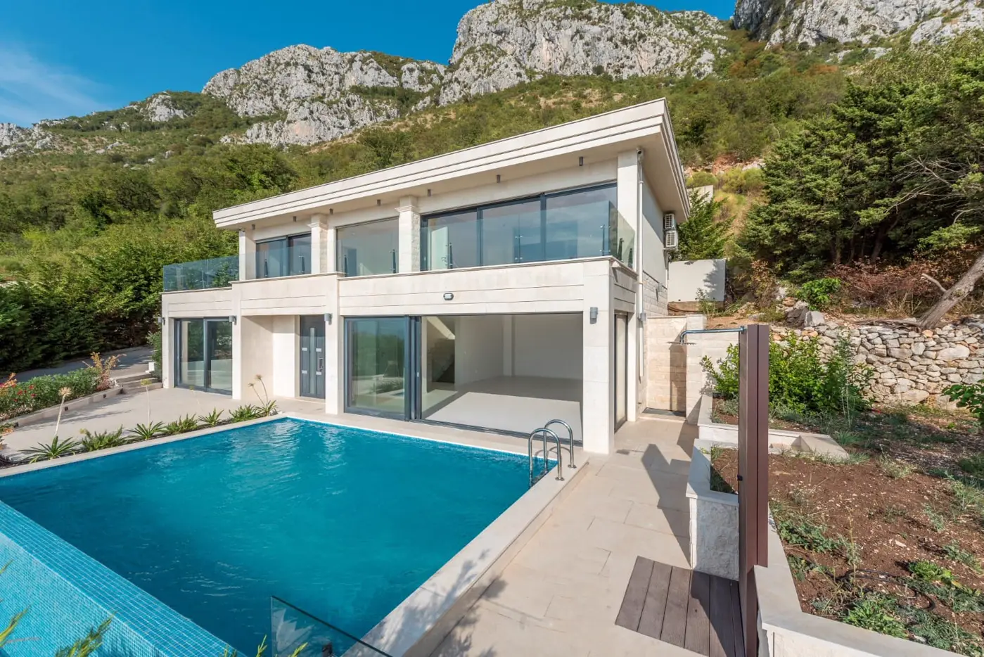 Modern villa with swimming pool and garage for two vehicles, Budva, Tudorovići