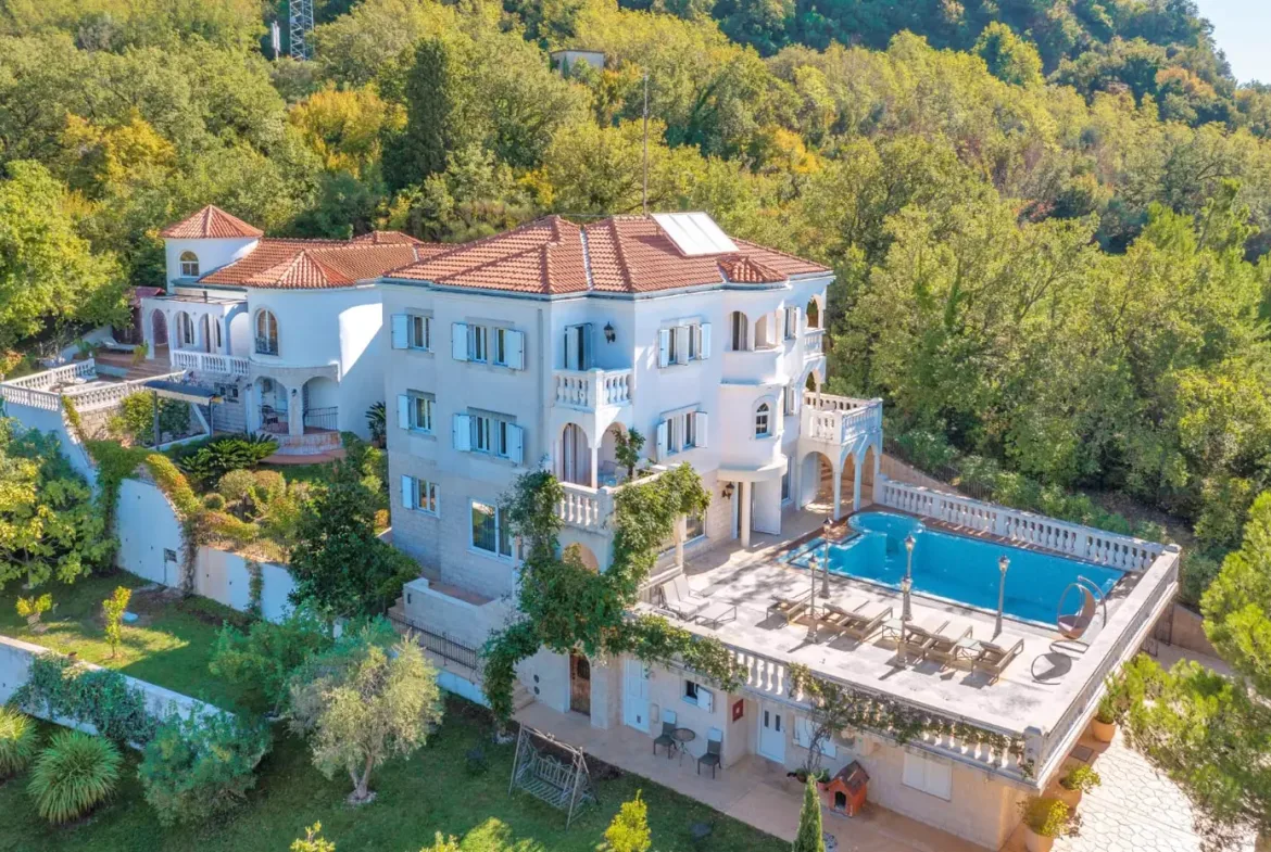 A complex of two villas in an elite location, Miločer, Budva