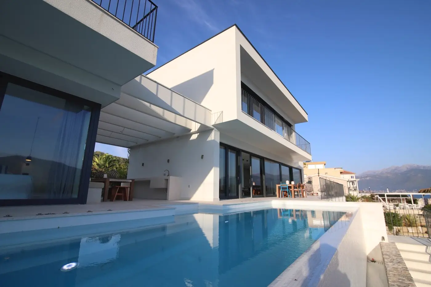 A unique villa with 40 m wide access to the sea, Đuraševići