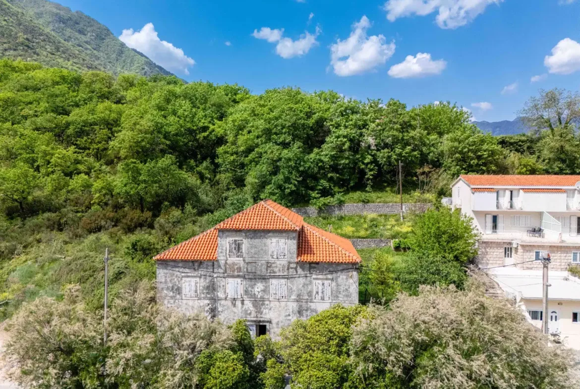 Stone palace for renovation on the first line to the sea, Prčanj